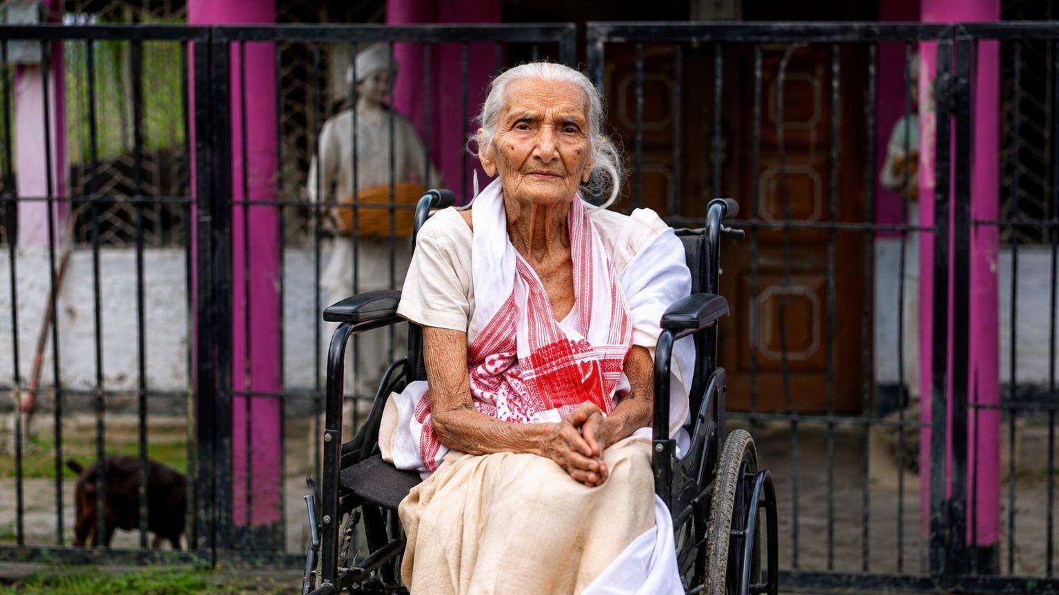 
                    வீட்டைச் சுற்றி வெள்ள நீர் உயர்ந்ததைத் தொடர்ந்து, 97 வயதான லோகடா துவாரா வாழை மரத்தில் செய்யப்பட்ட மிதவையின் மூலம் தூக்கிச் செல்லப்பட்டு பாதுகாப்பான இடத்திற்குக் கொண்டு செல்லப்பட்டார்.
                