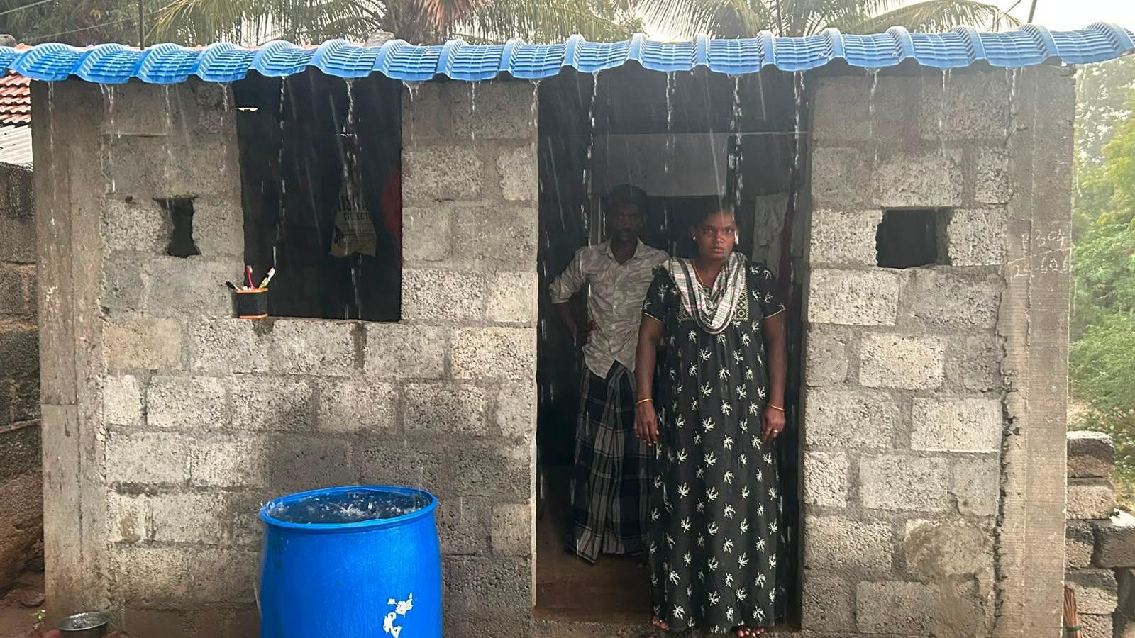 தனது வீட்டின் முன் நந்தினி