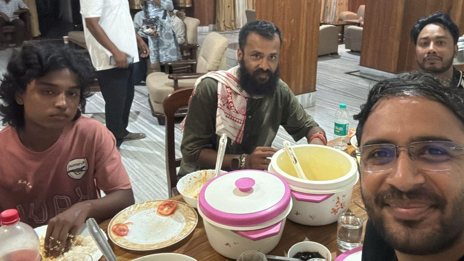 காவலில் இருந்து விடுவிக்கப்பட்ட பிறகு, ஆசுதோஷ் ரங்கா இந்தப் புகைப்படத்தை வெளியிட்டார்.