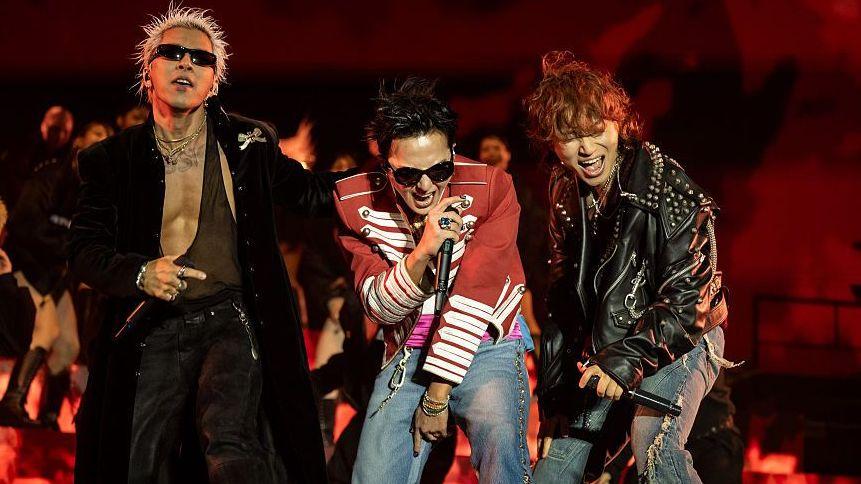 BigBang 成员太阳（Taeyang）、G-Dragon 和大声（Daesung）在 2026 年科切拉谷音乐艺术节上表演。